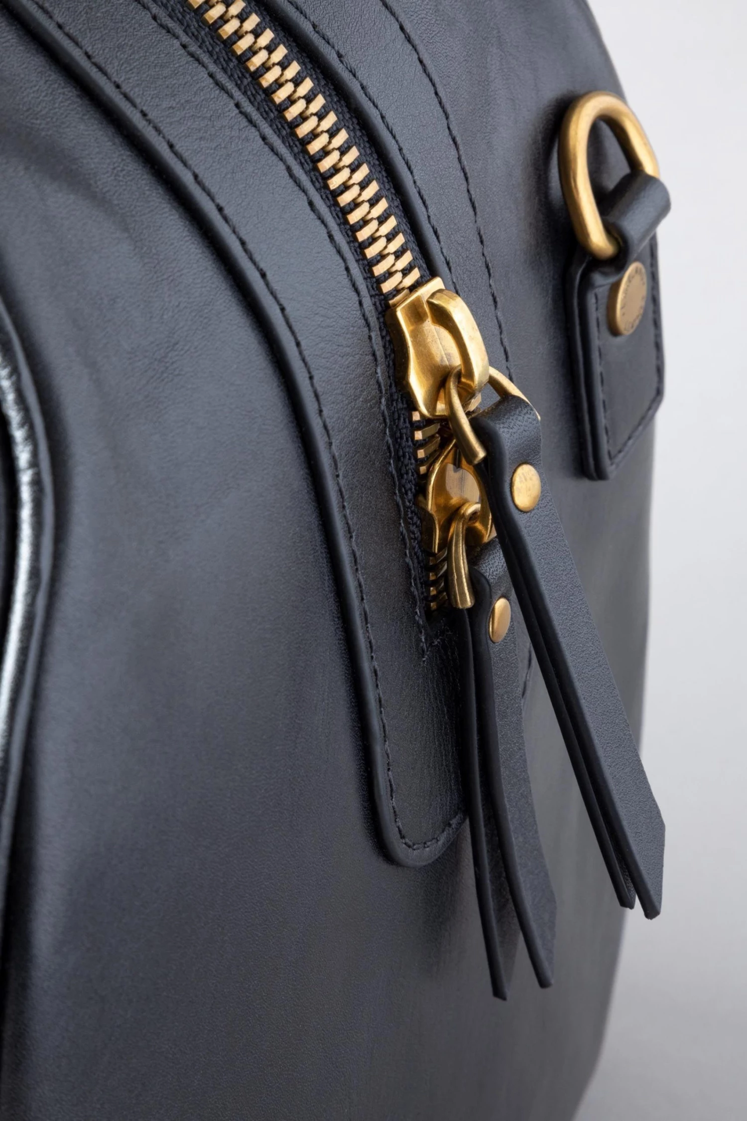 Lakeland Leather Heritage Leather Overnight Bag Black 8 Lakeland Leather Heritage Leather Overnight Bag Black - Image 6