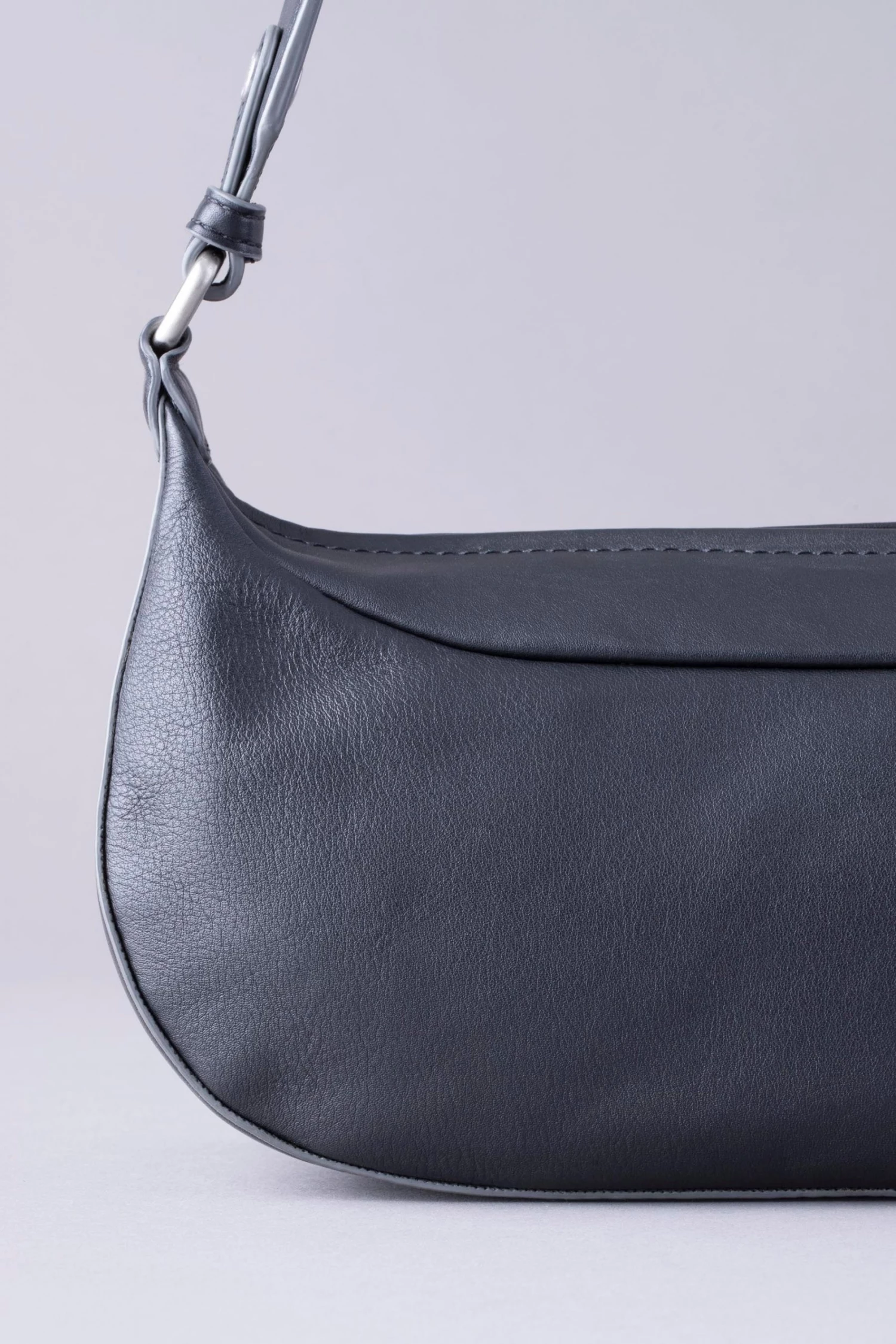 Lakeland Leather Fairfield Sling Bag Black 5 Lakeland Leather Fairfield Sling Bag Black - Image 3