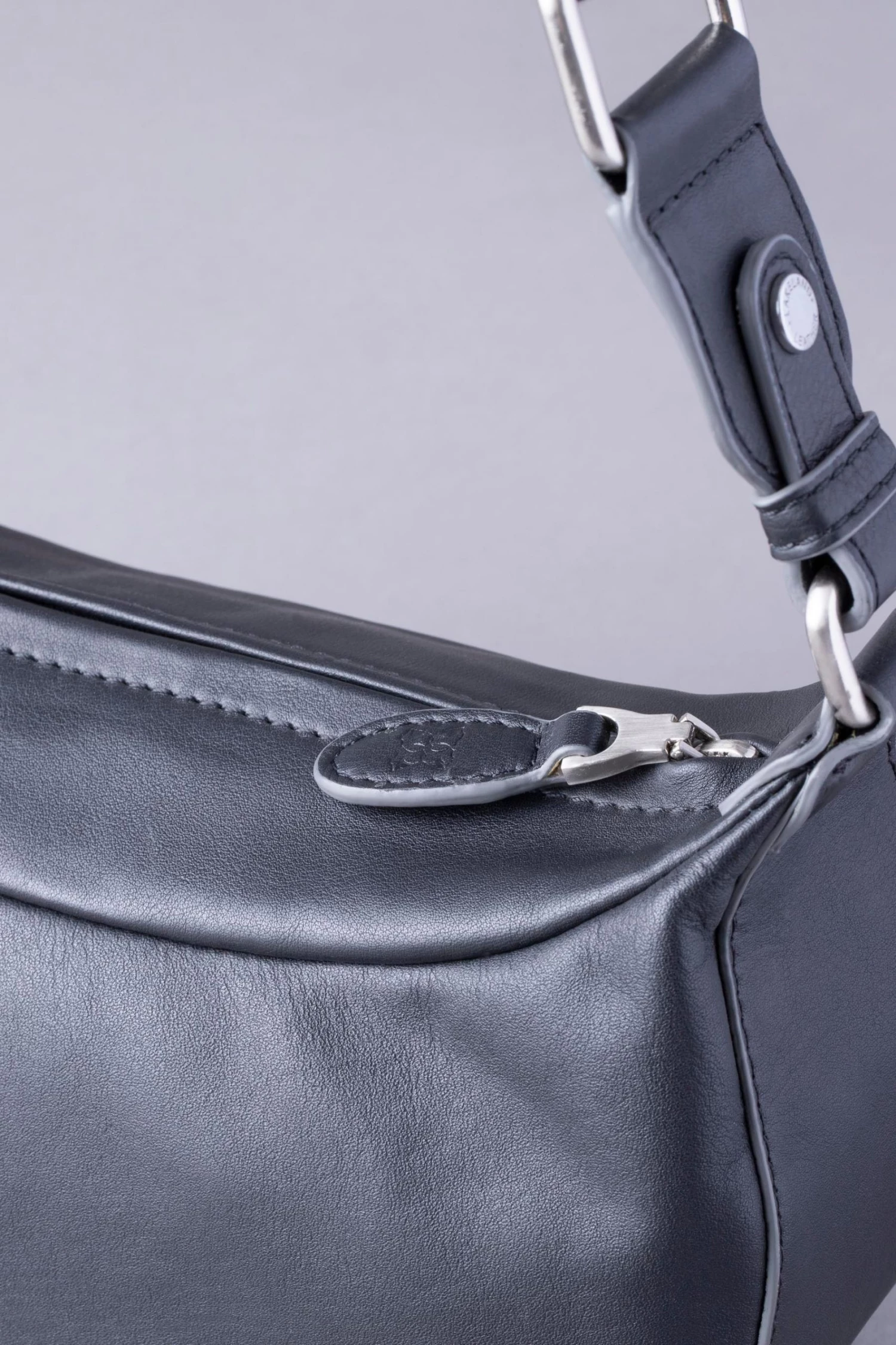 Lakeland Leather Fairfield Sling Bag Black 7 Lakeland Leather Fairfield Sling Bag Black - Image 5