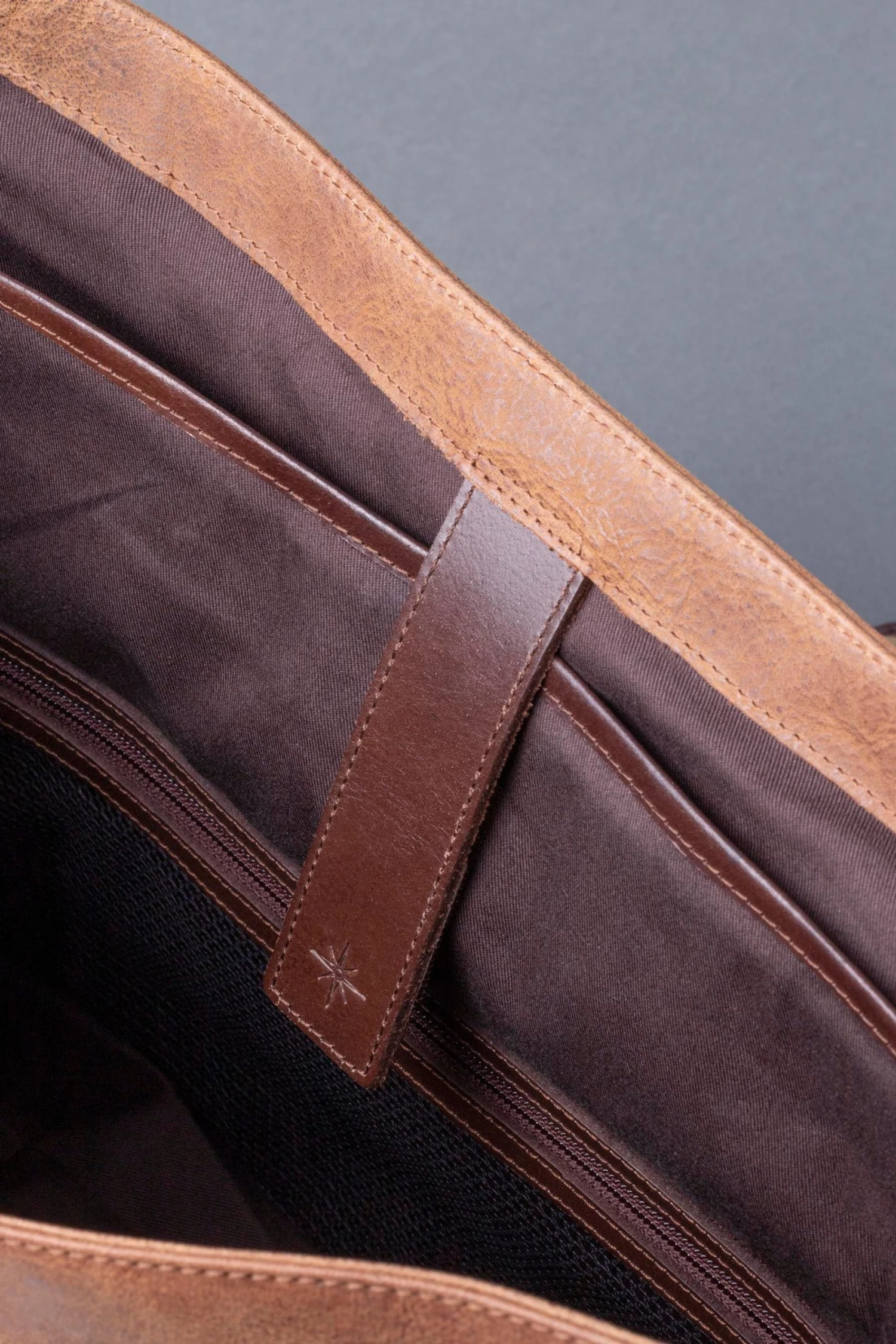 Lakeland Leather Brown Hawksdale Leather Messenger Bag 6 Lakeland Leather Brown Hawksdale Leather Messenger Bag - Image 4