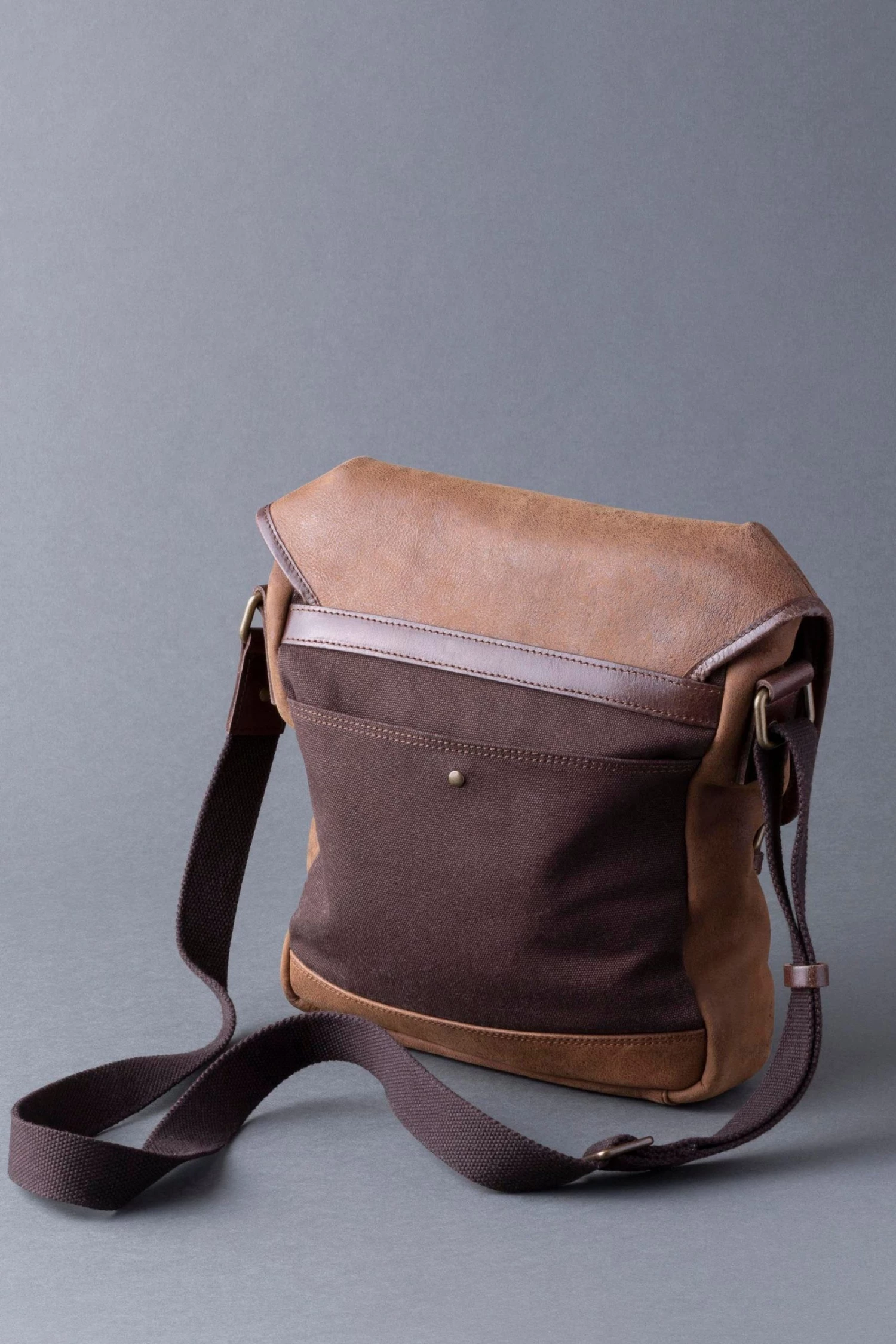 Lakeland Leather Brown Hawksdale Leather Reporter Bag 4 Lakeland Leather Brown Hawksdale Leather Reporter Bag - Image 2