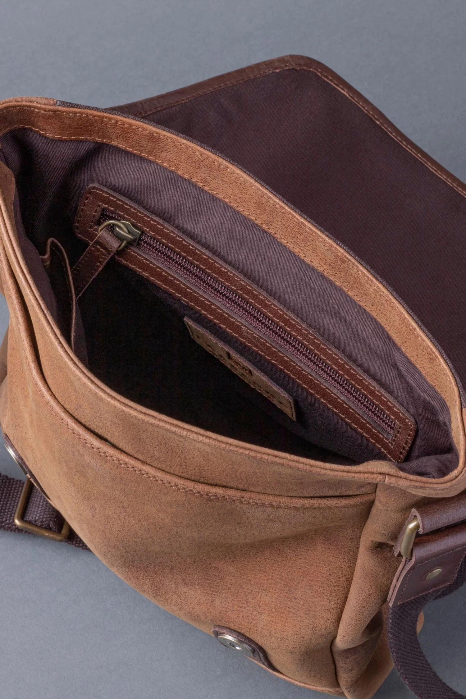 Lakeland Leather Brown Hawksdale Leather Reporter Bag 6 Lakeland Leather Brown Hawksdale Leather Reporter Bag - Image 4