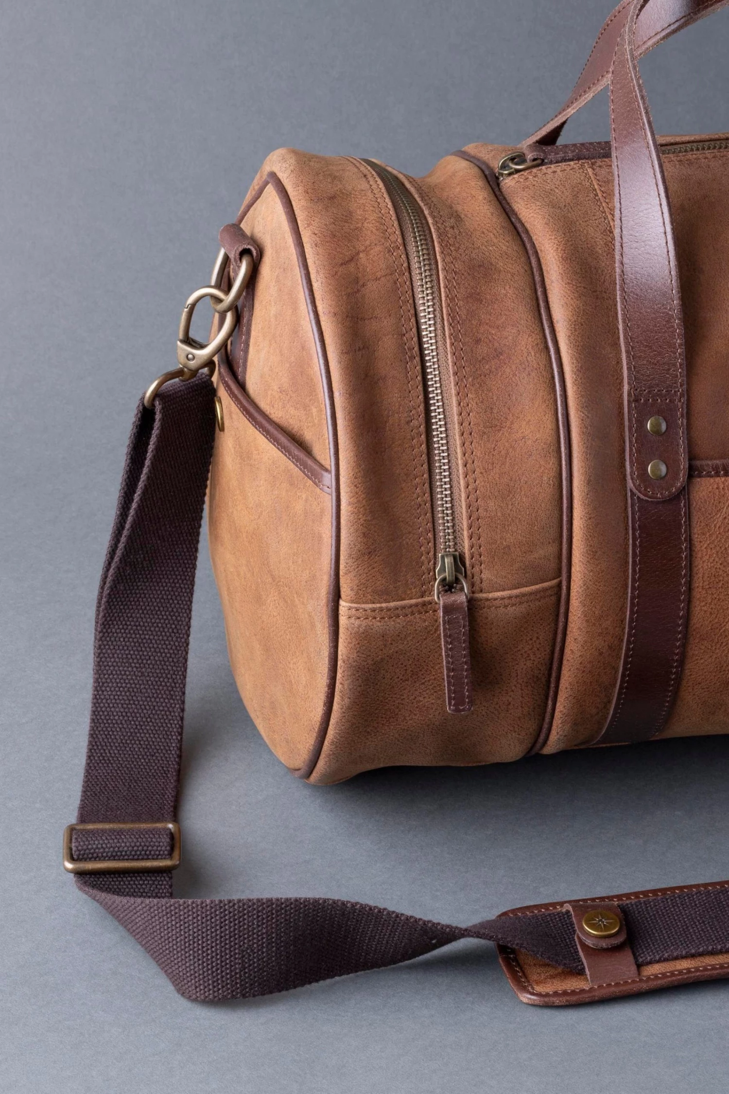 Lakeland Leather Brown Hawksdale Leather Barrel Holdall 4 Lakeland Leather Brown Hawksdale Leather Barrel Holdall - Image 2