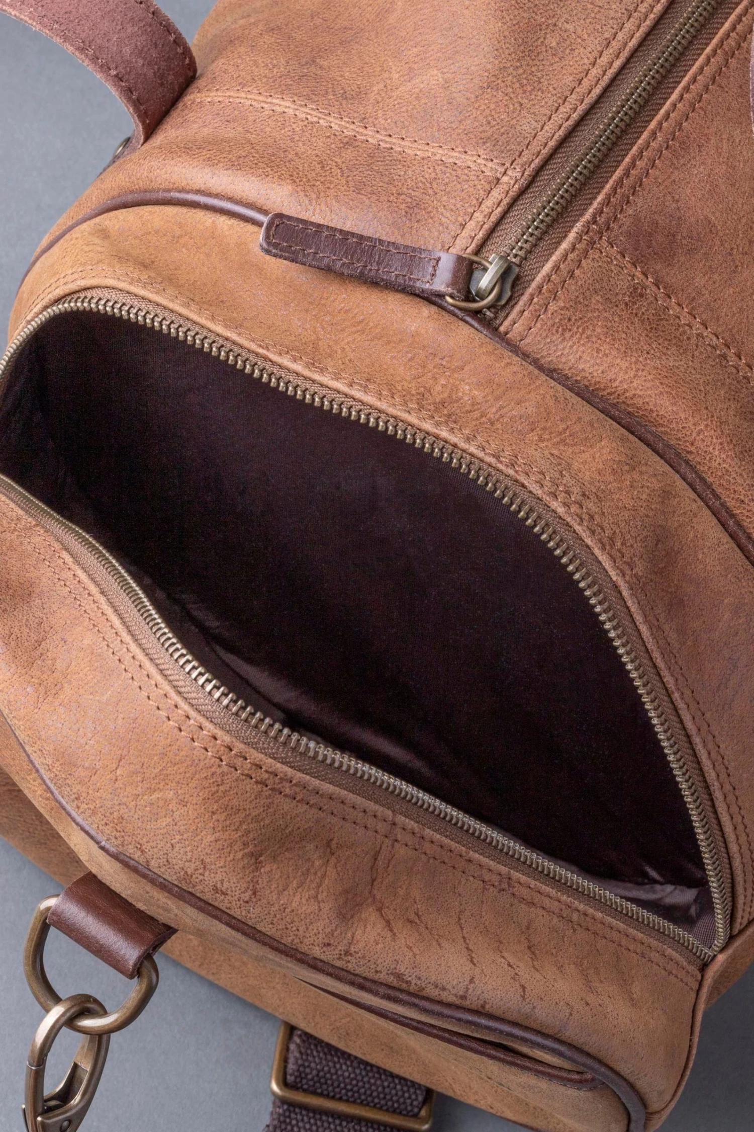 Lakeland Leather Brown Hawksdale Leather Barrel Holdall 6 Lakeland Leather Brown Hawksdale Leather Barrel Holdall - Image 4