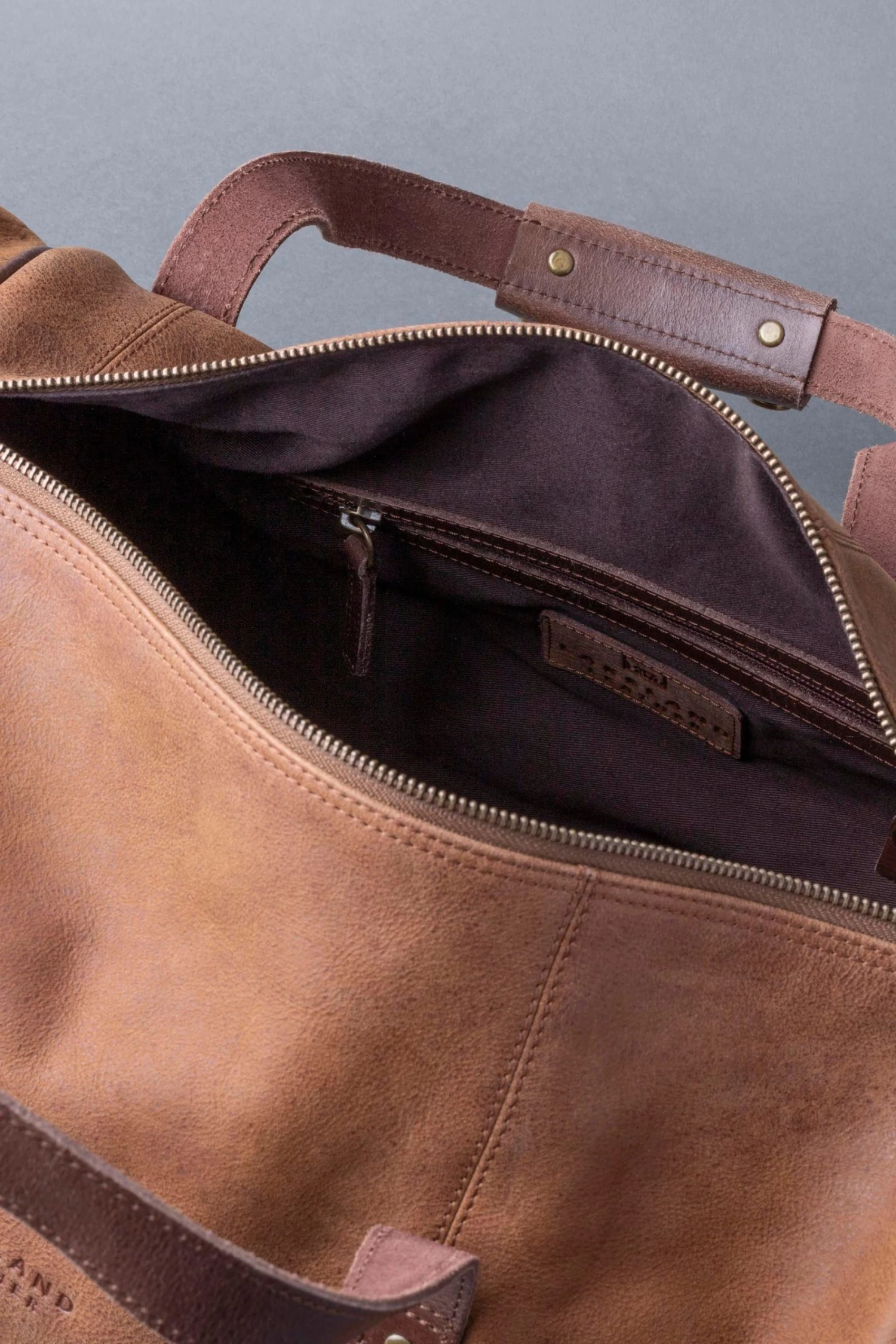 Lakeland Leather Brown Hawksdale Leather Barrel Holdall 7 Lakeland Leather Brown Hawksdale Leather Barrel Holdall - Image 5