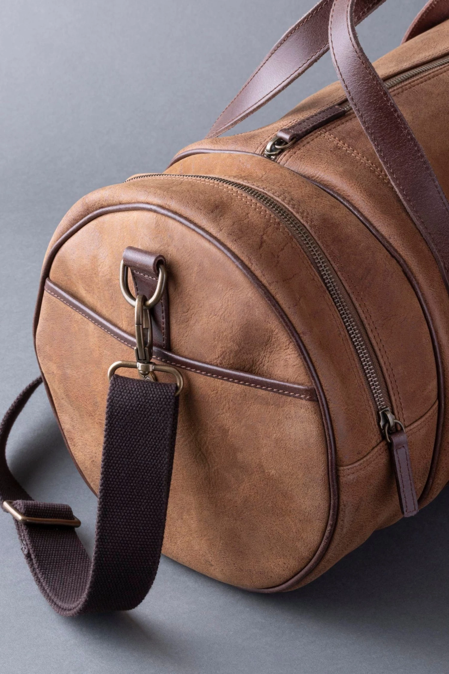 Lakeland Leather Brown Hawksdale Leather Barrel Holdall 8 Lakeland Leather Brown Hawksdale Leather Barrel Holdall - Image 6