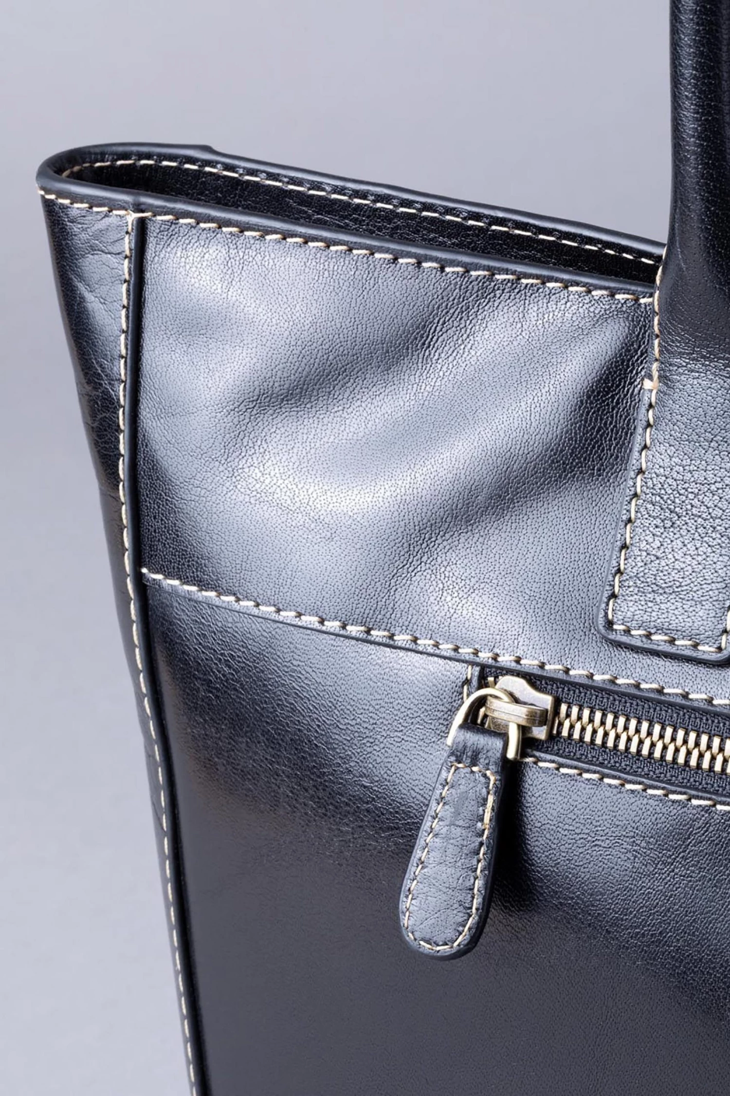 Lakeland Leather Birthwaite Leather Shopper Bag Black 6 Lakeland Leather Birthwaite Leather Shopper Bag Black - Image 4