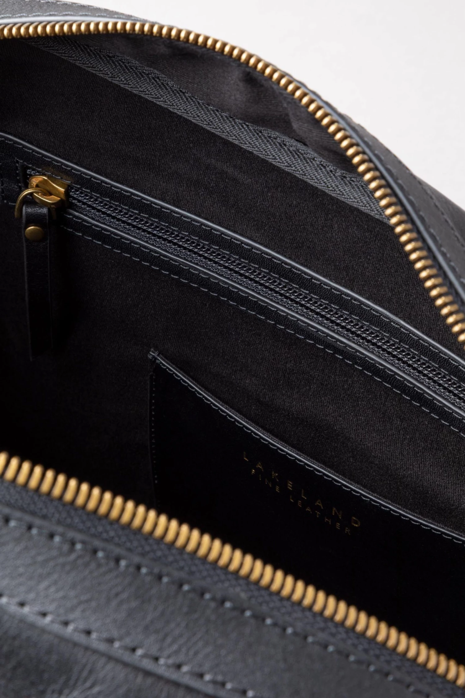 Lakeland Leather Heritage Leather Overnight Bag Black 6 Lakeland Leather Heritage Leather Overnight Bag Black - Image 4